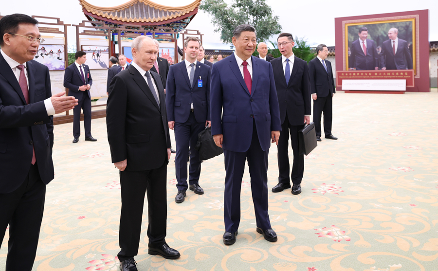 习近平同俄罗斯总统普京共同参观“传承中俄世代友好 树立大国关系典范”图片展