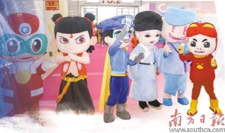 广州本土卡通形象在羊城书展上与读者互动。南方日报记者 苏韵桦 摄