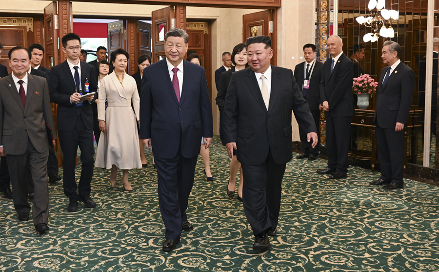 习近平夫妇出席金正恩夫妇举行的小范围午宴
