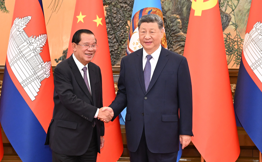 习近平会见柬埔寨人民党主席、参议院主席洪森