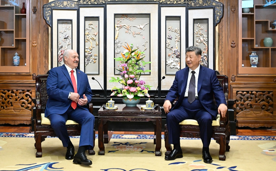 习近平会见白俄罗斯总统卢卡申科