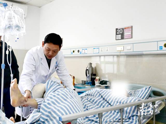 南医三院帮扶团队成员、连州中医院副院长李宁磊帮患者进行检查。资料图片 南医三院帮扶团队成员、连州中医院副院长李宁磊帮患者进行检查。资料图片
