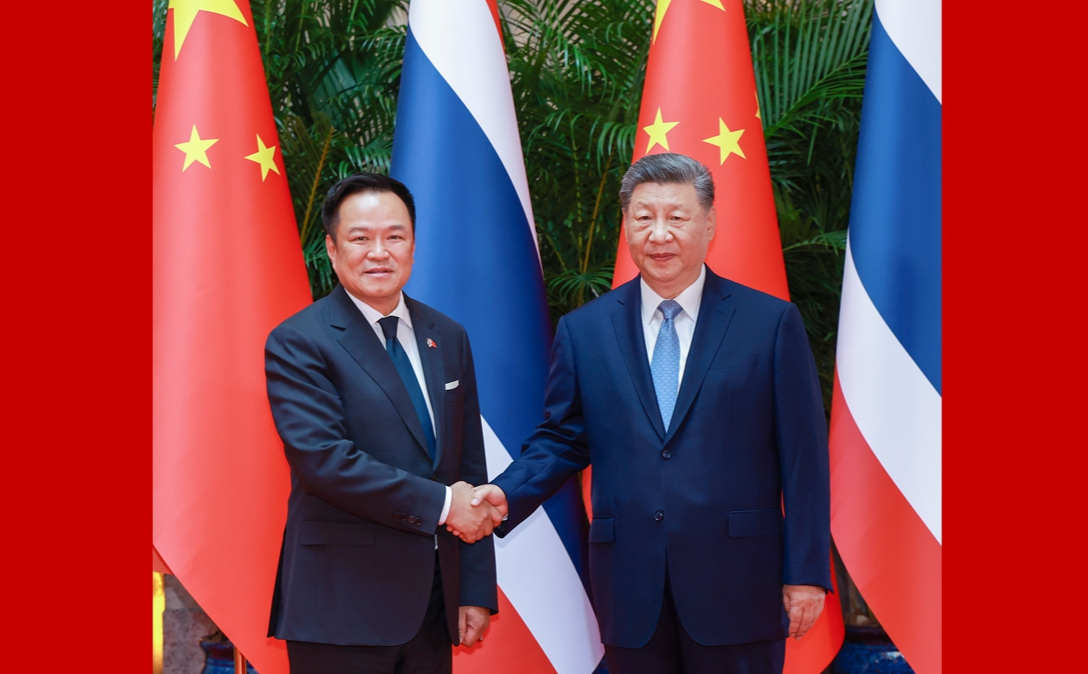 习近平会见泰国总理阿努廷