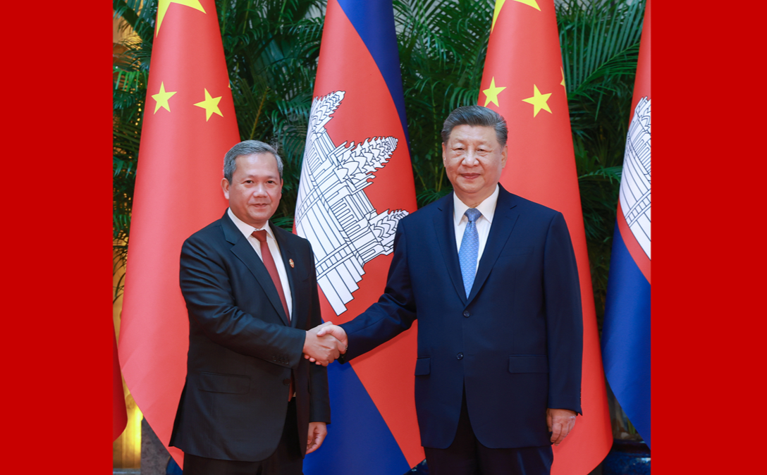 习近平会见柬埔寨首相洪玛奈