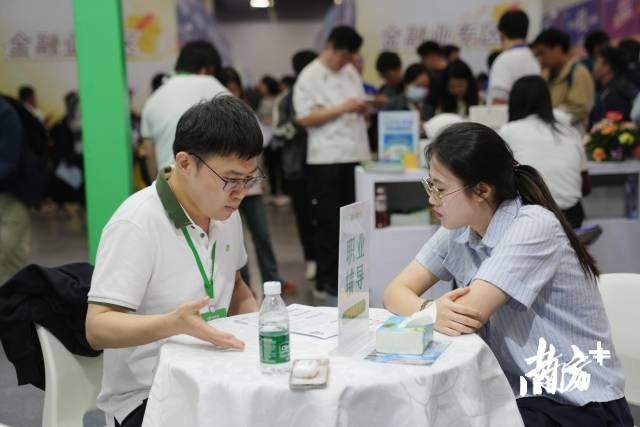 “百万英才汇南粤”2026年春季大型综合招聘会吸引境内外2000多所高校超17万名学生进场参加。 “百万英才汇南粤”2026年春季大型综合招聘会吸引境内外2000多所高校超17万名学生进场参加。