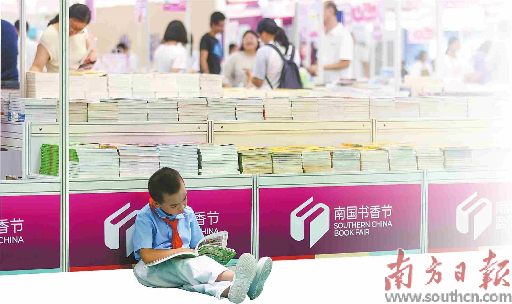 2026南国书香节中山分会场，小朋友席地看书。  南方日报记者 叶志文 摄