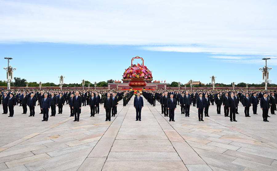 烈士纪念日向人民英雄敬献花篮仪式在京隆重举行 习近平等党和国家领导人出席