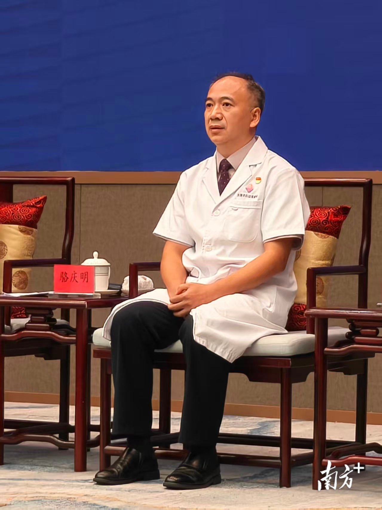 广东省劳动模范、广东省杰出青年医学人才,东莞市妇幼保健院党委副书记、院长骆庆明。 南方+ 关喜如意 拍摄