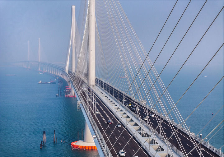 2024年12月11日，黄茅海跨海通道正式通车后，车辆行驶在黄茅海大桥上（无人机照片）。记者 刘大伟 摄