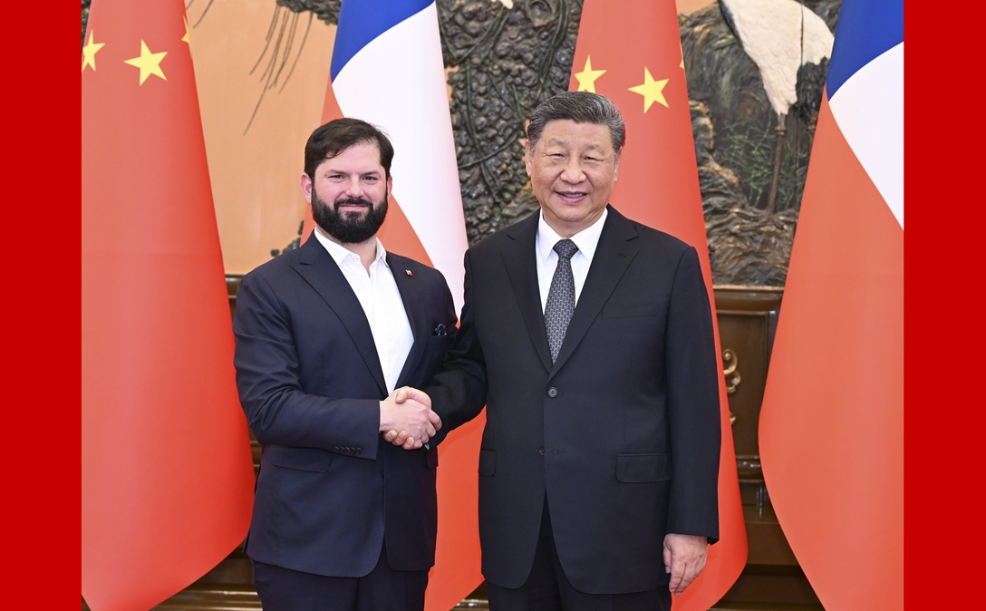 习近平会见智利总统博里奇
