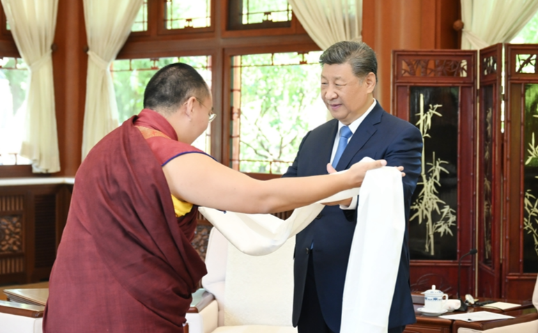 习近平接受班禅额尔德尼·确吉杰布拜见