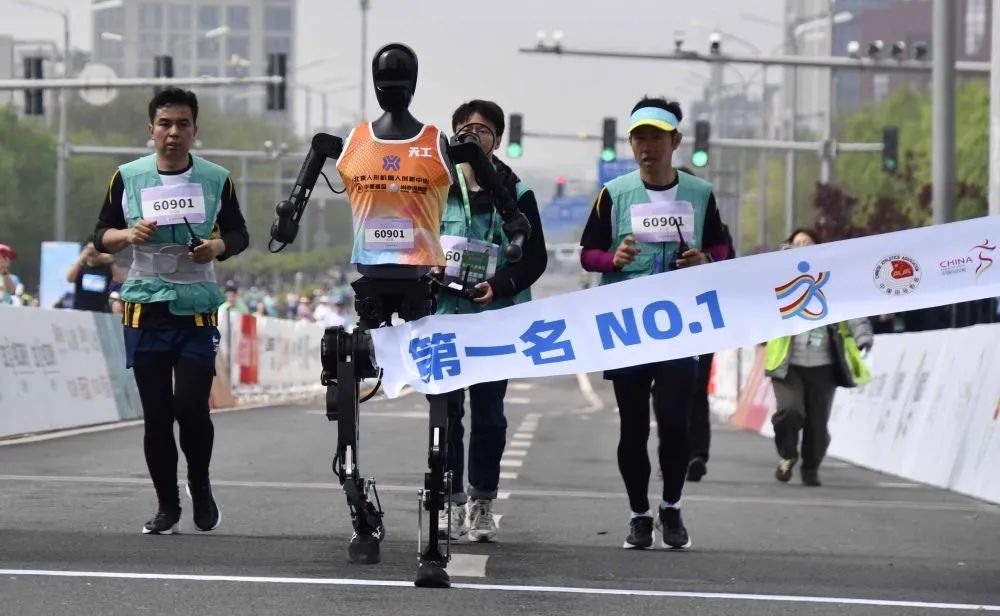 　　4月19日，全球首个人形机器人半程马拉松鸣枪开跑，来自深企优必选科技联合北京人形机器人创新中心研制的“天工Ultra”率先完赛夺得首个人形机器人半马冠军。图源：新华社