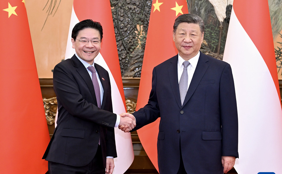 习近平会见新加坡总理黄循财
