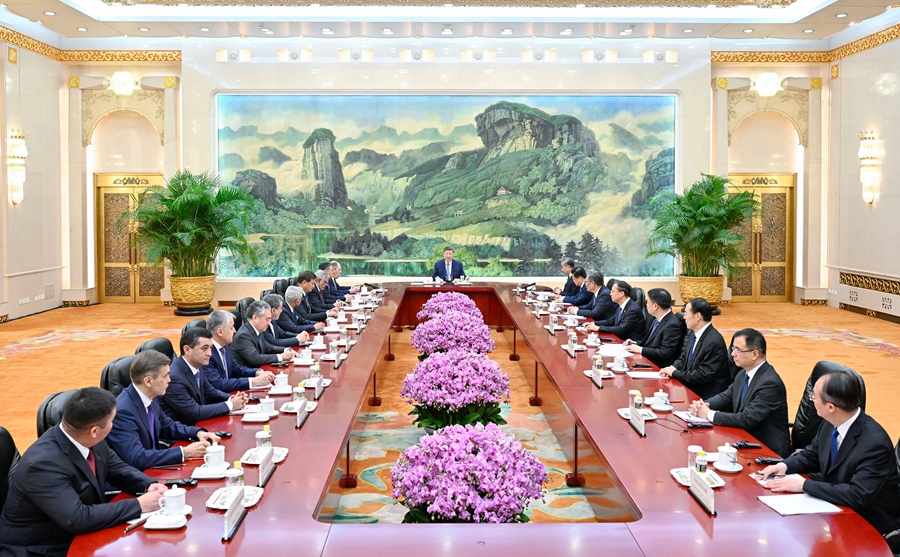 习近平集体会见上海合作组织成员国外长理事会会议外方代表团团长