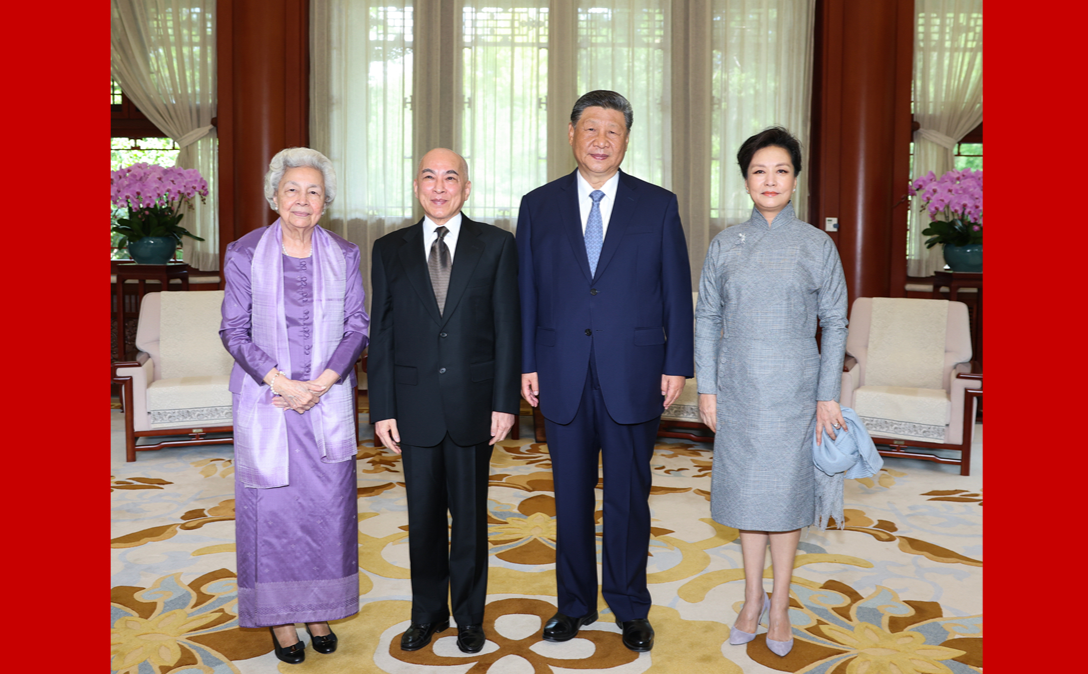 习近平夫妇会见柬埔寨国王西哈莫尼和太后莫尼列