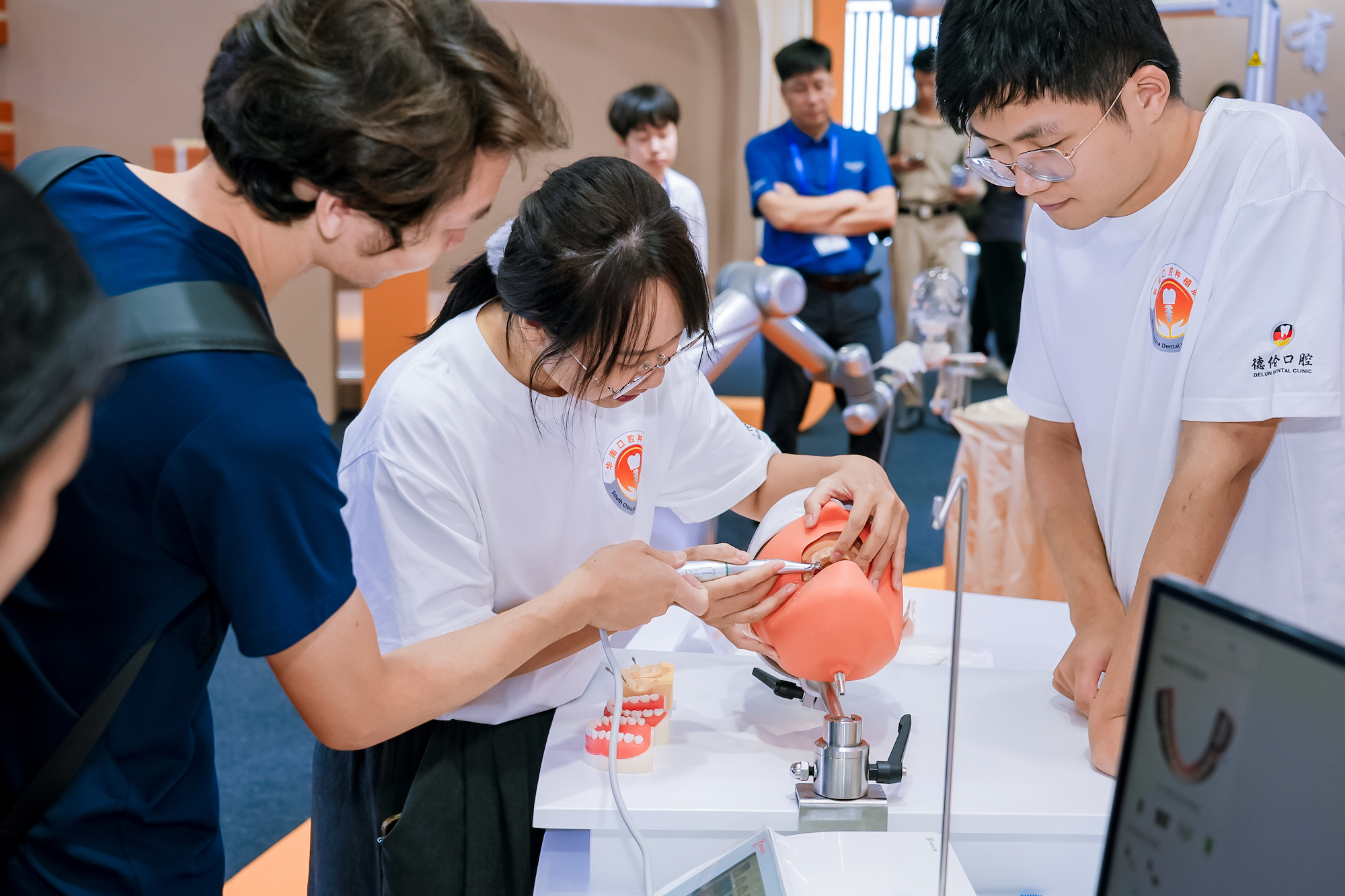 工作人员现场展示种植牙技术。德伦口腔供图