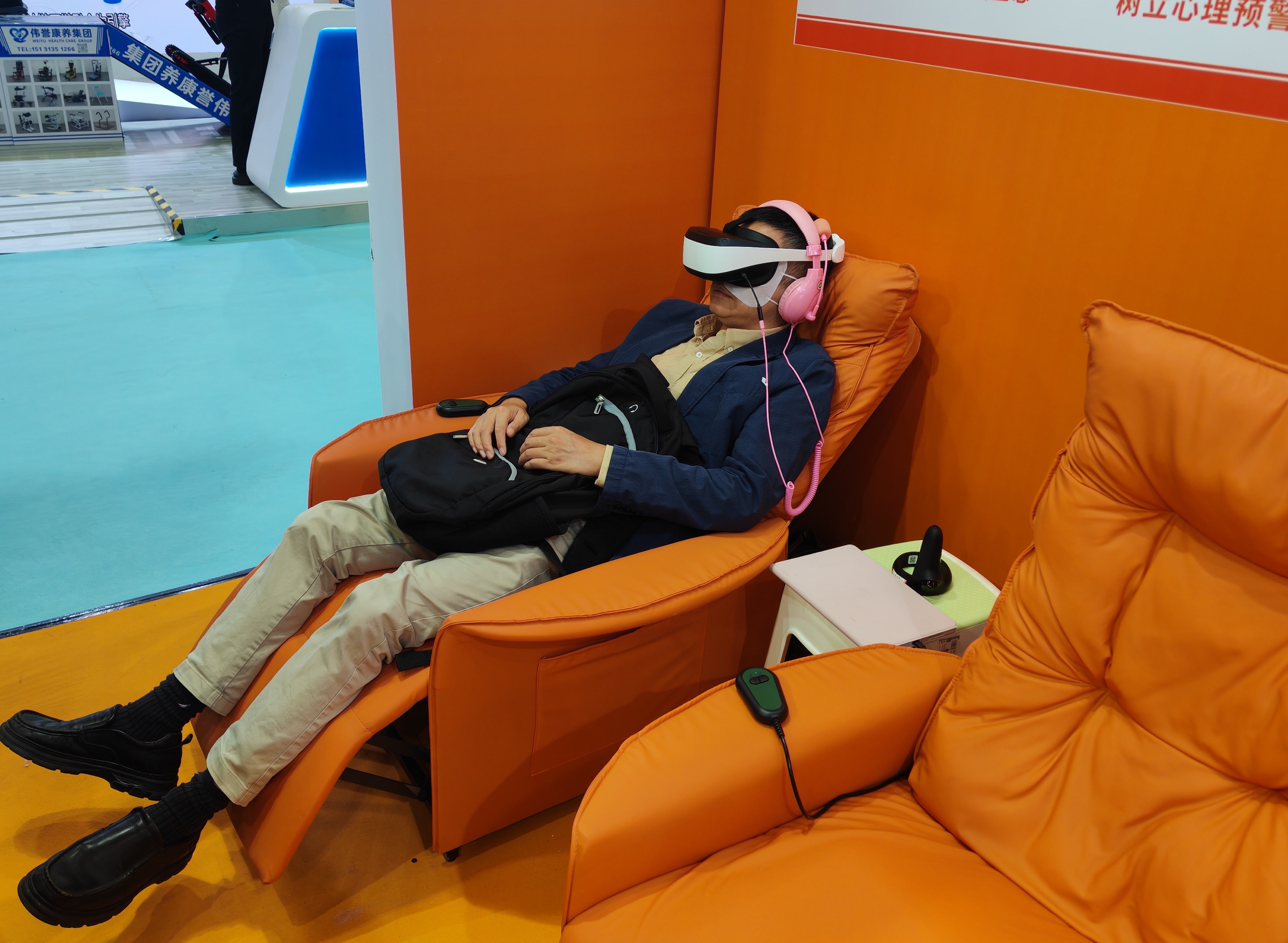 参展客体验AI智能疗愈舒压系统。人民网 宁玉瑛摄