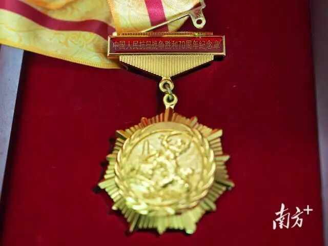 △中国人民抗日战争胜利70周年纪念章。