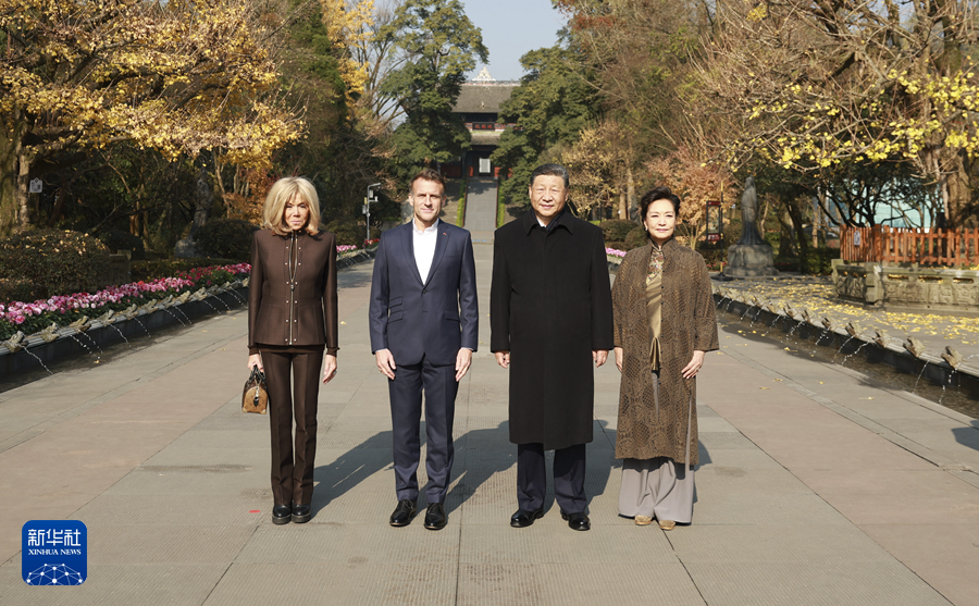 习近平同法国总统马克龙在成都进行友好交流