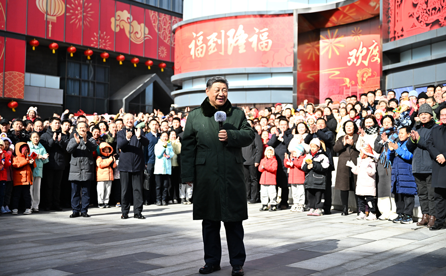 习近平春节前夕在北京看望慰问基层干部群众