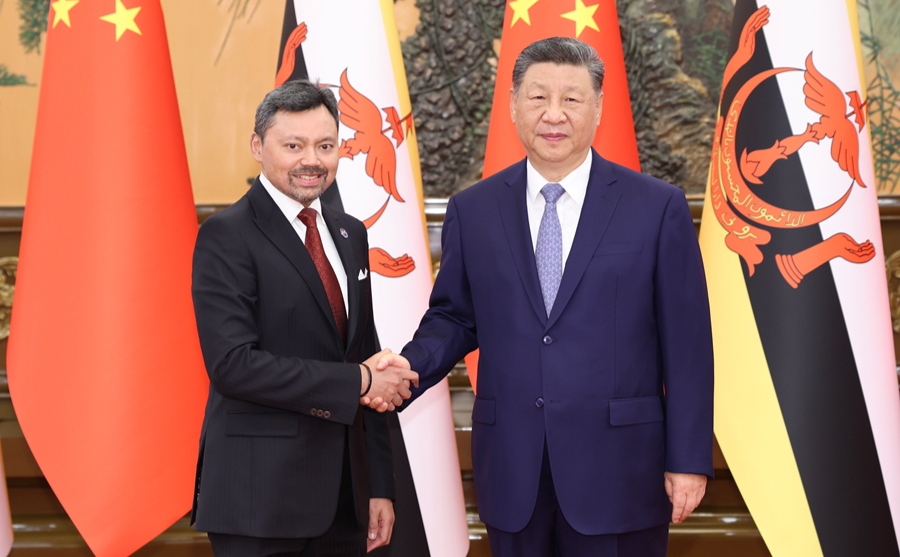 习近平会见文莱王储比拉
